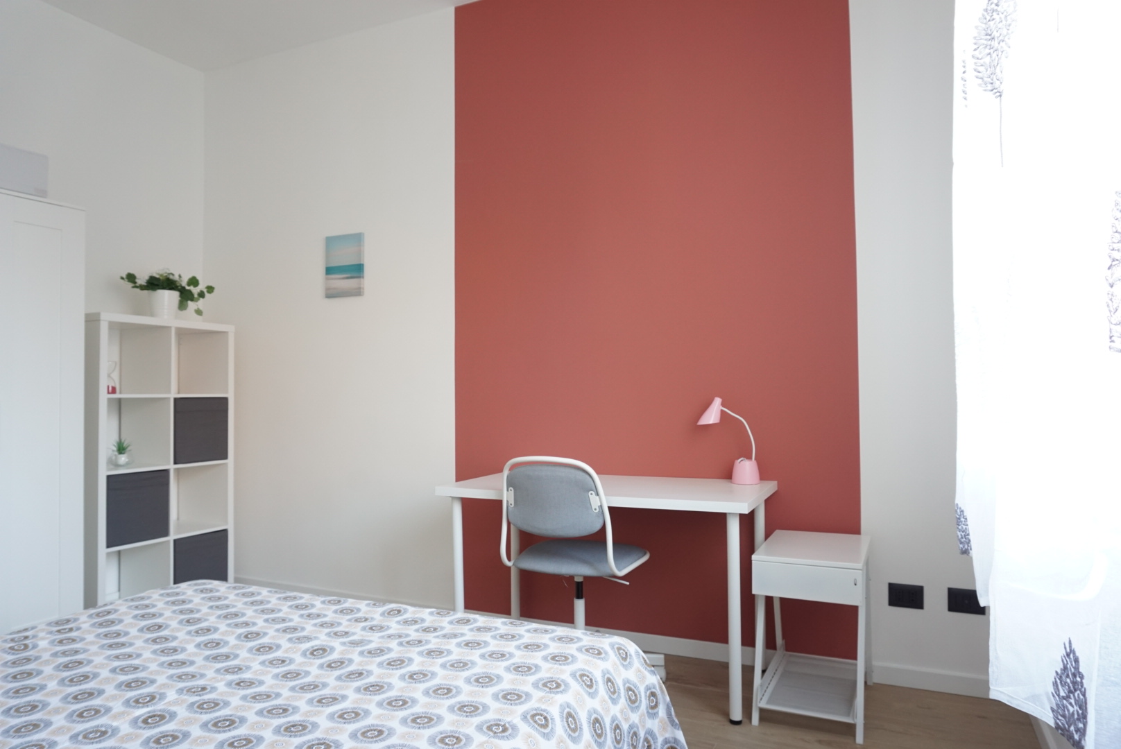stanza con arredo ideale per studenti